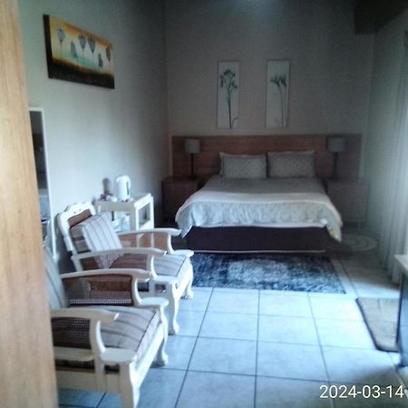 12 On Vaal Drive Guesthouse Vanderbijlpark Εξωτερικό φωτογραφία