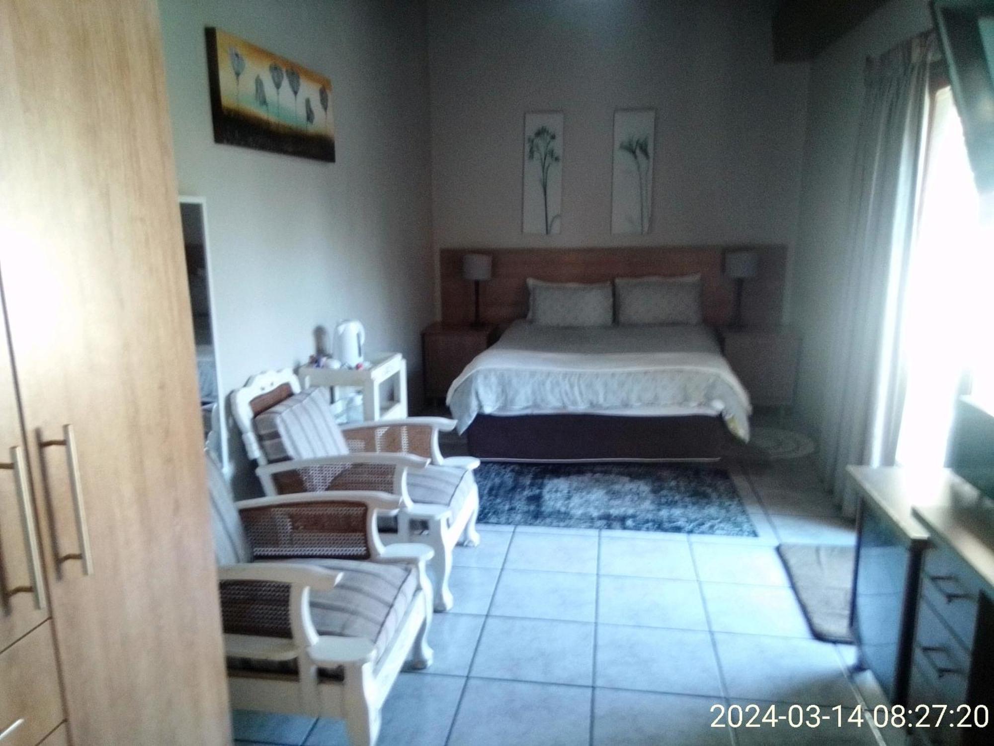 12 On Vaal Drive Guesthouse Vanderbijlpark Εξωτερικό φωτογραφία