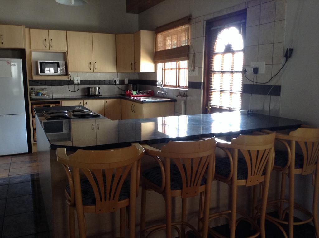 12 On Vaal Drive Guesthouse Vanderbijlpark Εξωτερικό φωτογραφία