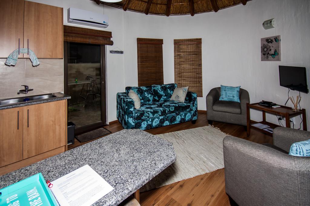 12 On Vaal Drive Guesthouse Vanderbijlpark Εξωτερικό φωτογραφία