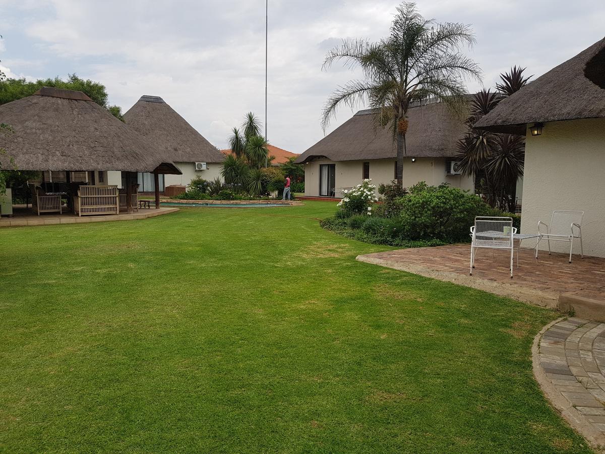 12 On Vaal Drive Guesthouse Vanderbijlpark Εξωτερικό φωτογραφία