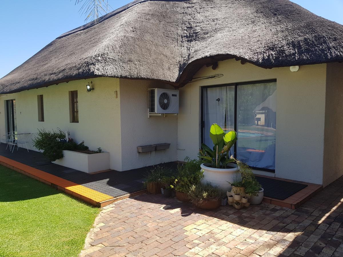 12 On Vaal Drive Guesthouse Vanderbijlpark Εξωτερικό φωτογραφία