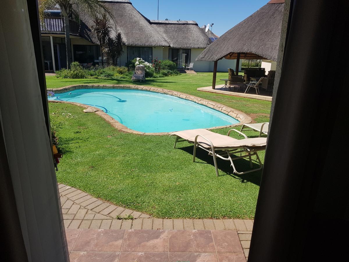 12 On Vaal Drive Guesthouse Vanderbijlpark Εξωτερικό φωτογραφία