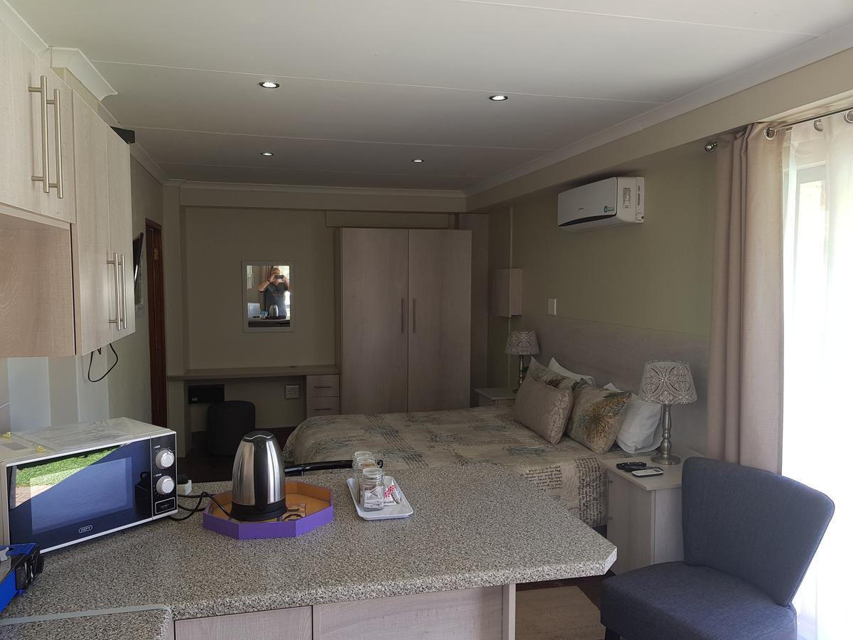 12 On Vaal Drive Guesthouse Vanderbijlpark Εξωτερικό φωτογραφία