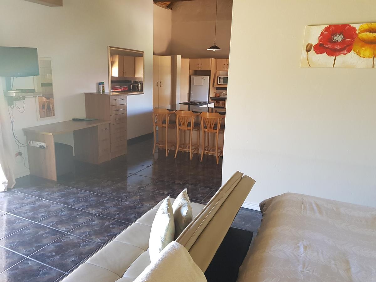 12 On Vaal Drive Guesthouse Vanderbijlpark Εξωτερικό φωτογραφία