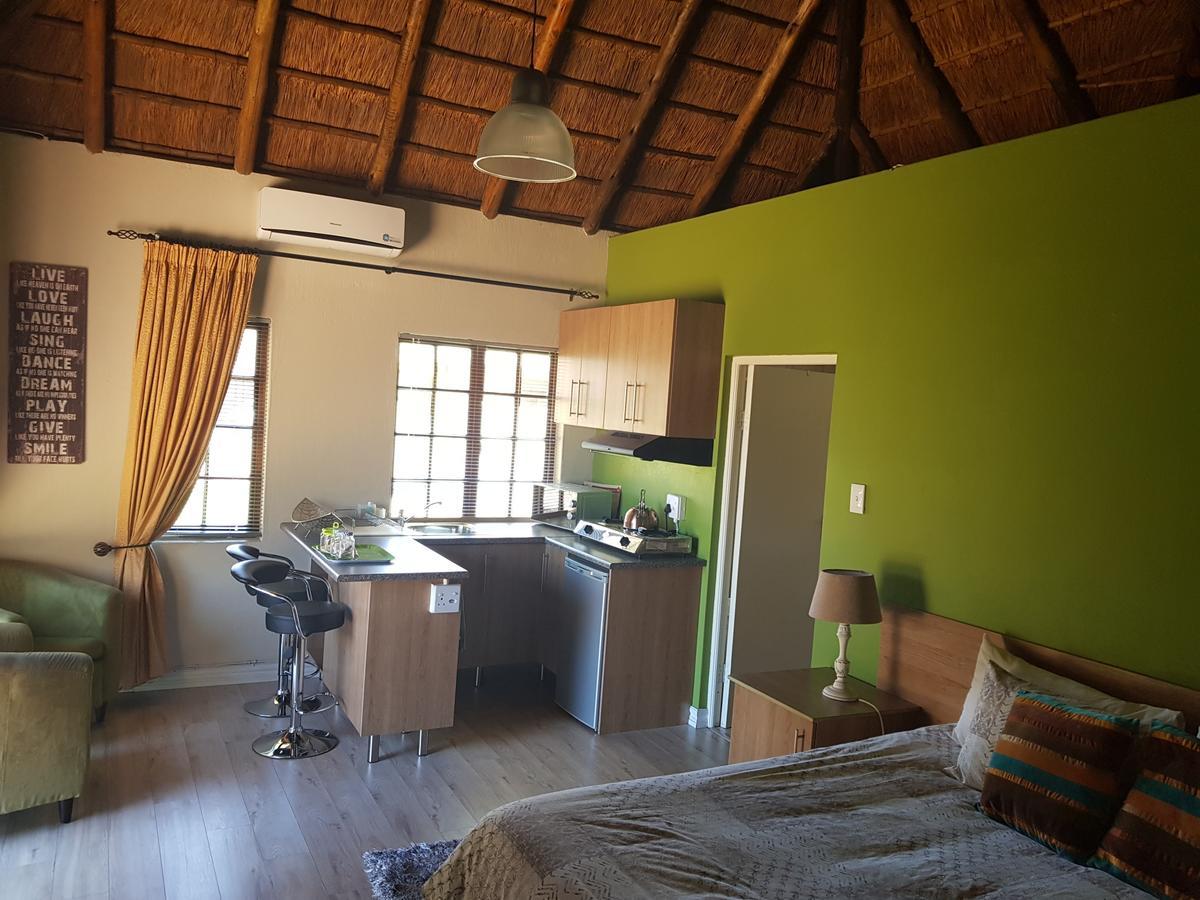 12 On Vaal Drive Guesthouse Vanderbijlpark Εξωτερικό φωτογραφία