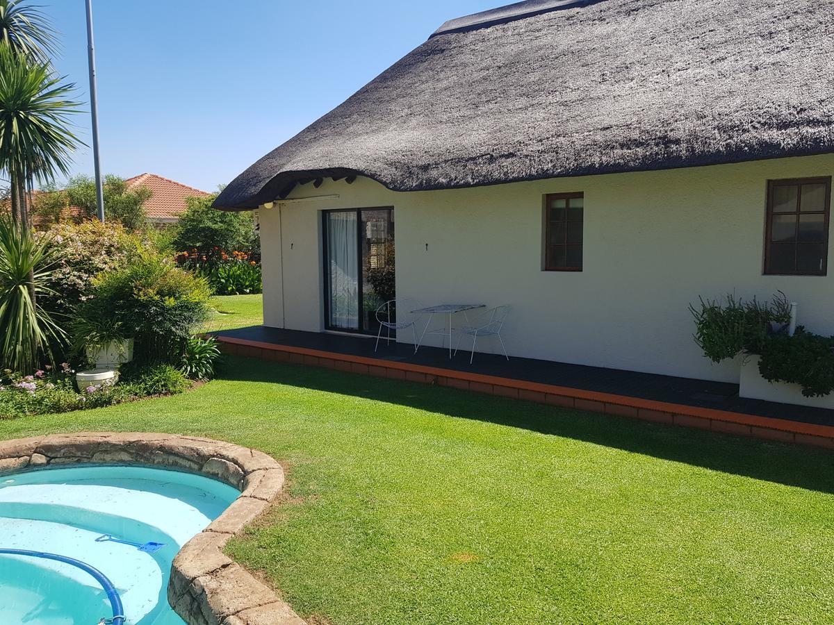 12 On Vaal Drive Guesthouse Vanderbijlpark Εξωτερικό φωτογραφία