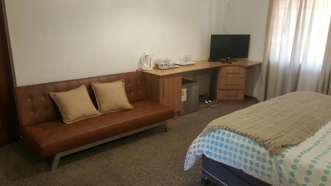 12 On Vaal Drive Guesthouse Vanderbijlpark Εξωτερικό φωτογραφία