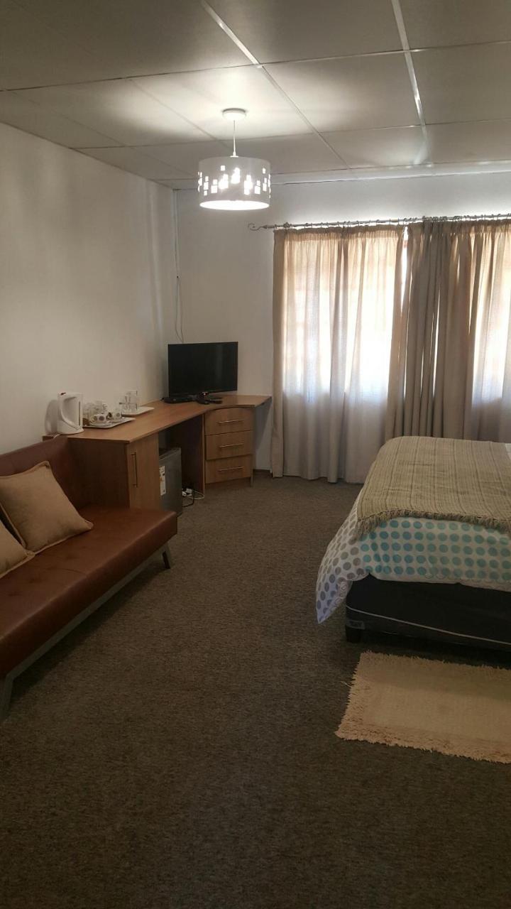 12 On Vaal Drive Guesthouse Vanderbijlpark Εξωτερικό φωτογραφία