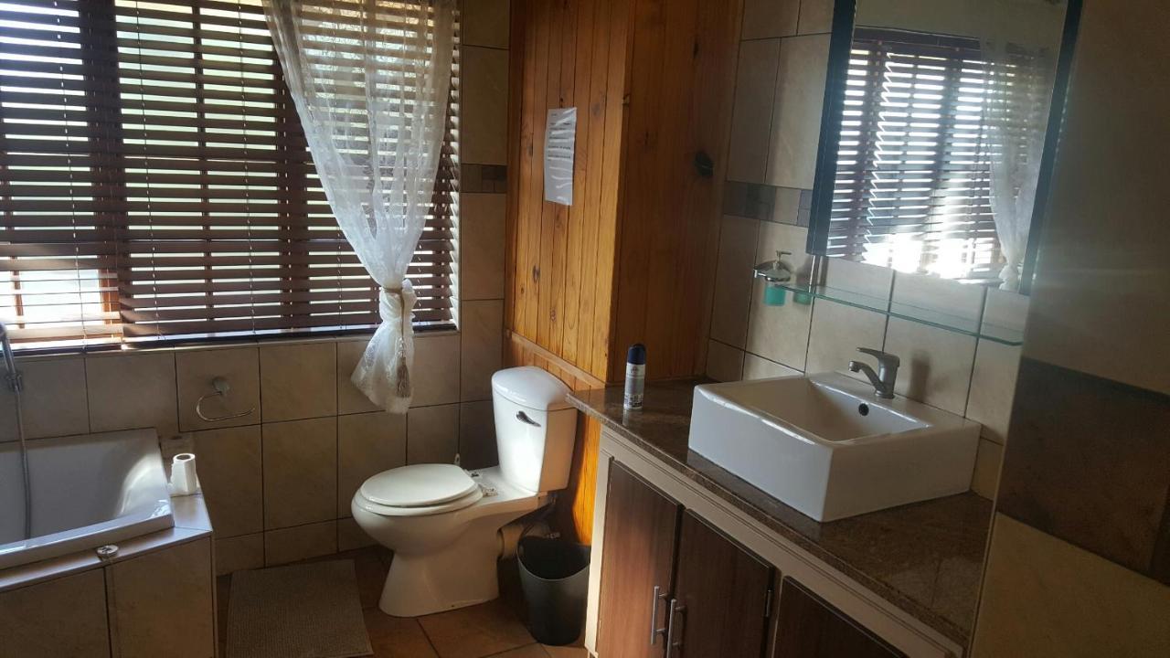 12 On Vaal Drive Guesthouse Vanderbijlpark Εξωτερικό φωτογραφία