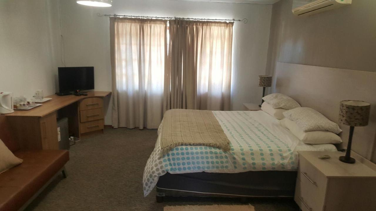12 On Vaal Drive Guesthouse Vanderbijlpark Εξωτερικό φωτογραφία