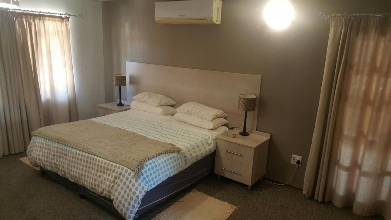 12 On Vaal Drive Guesthouse Vanderbijlpark Εξωτερικό φωτογραφία