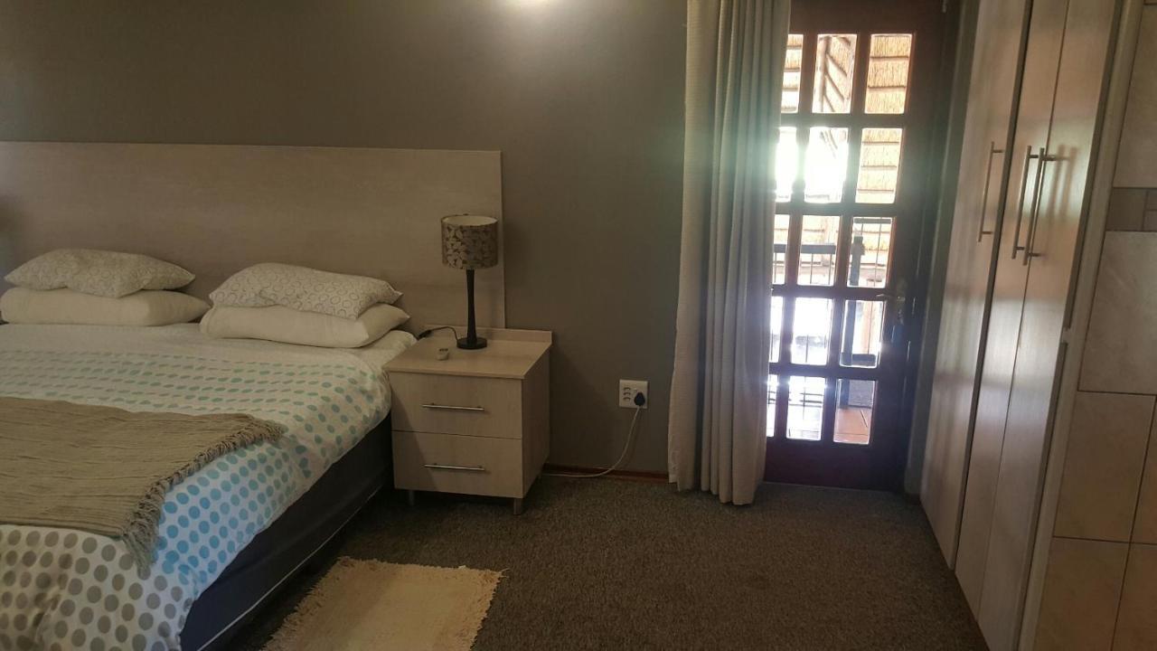 12 On Vaal Drive Guesthouse Vanderbijlpark Εξωτερικό φωτογραφία