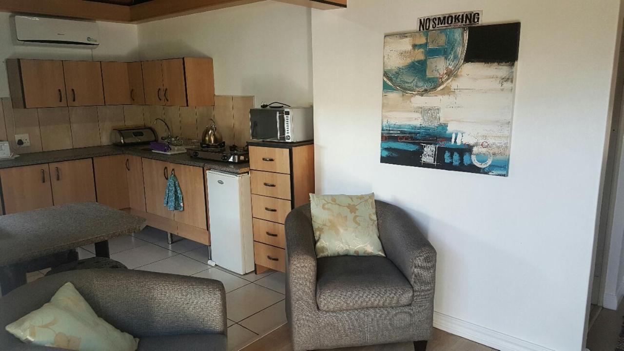 12 On Vaal Drive Guesthouse Vanderbijlpark Εξωτερικό φωτογραφία