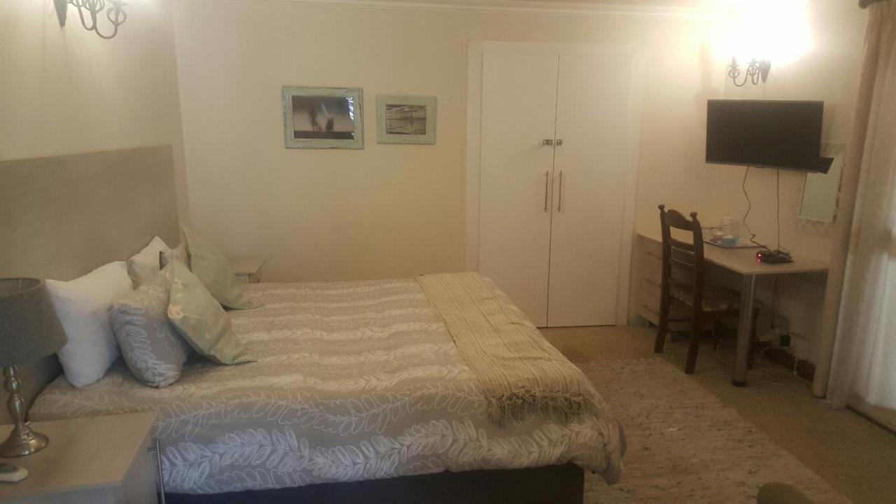 12 On Vaal Drive Guesthouse Vanderbijlpark Εξωτερικό φωτογραφία