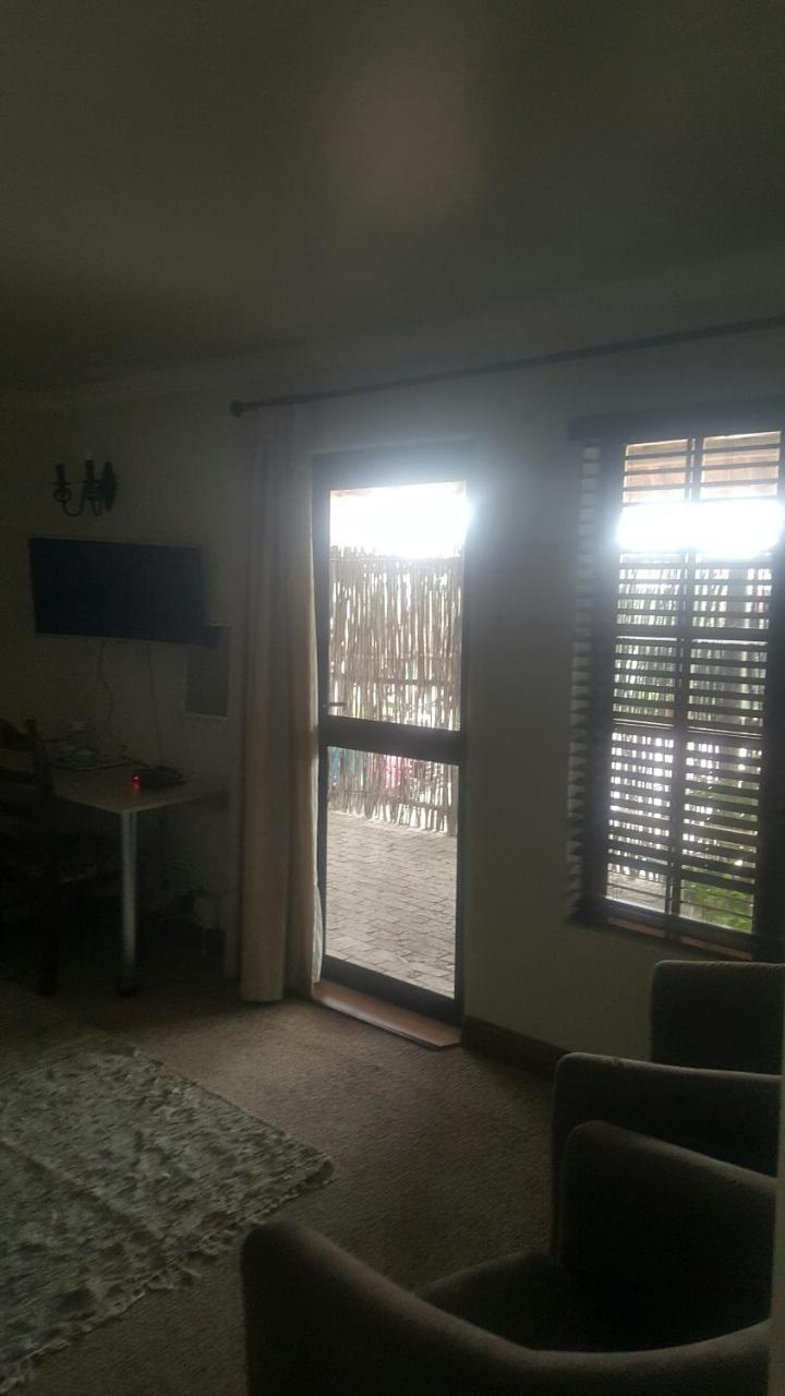12 On Vaal Drive Guesthouse Vanderbijlpark Εξωτερικό φωτογραφία