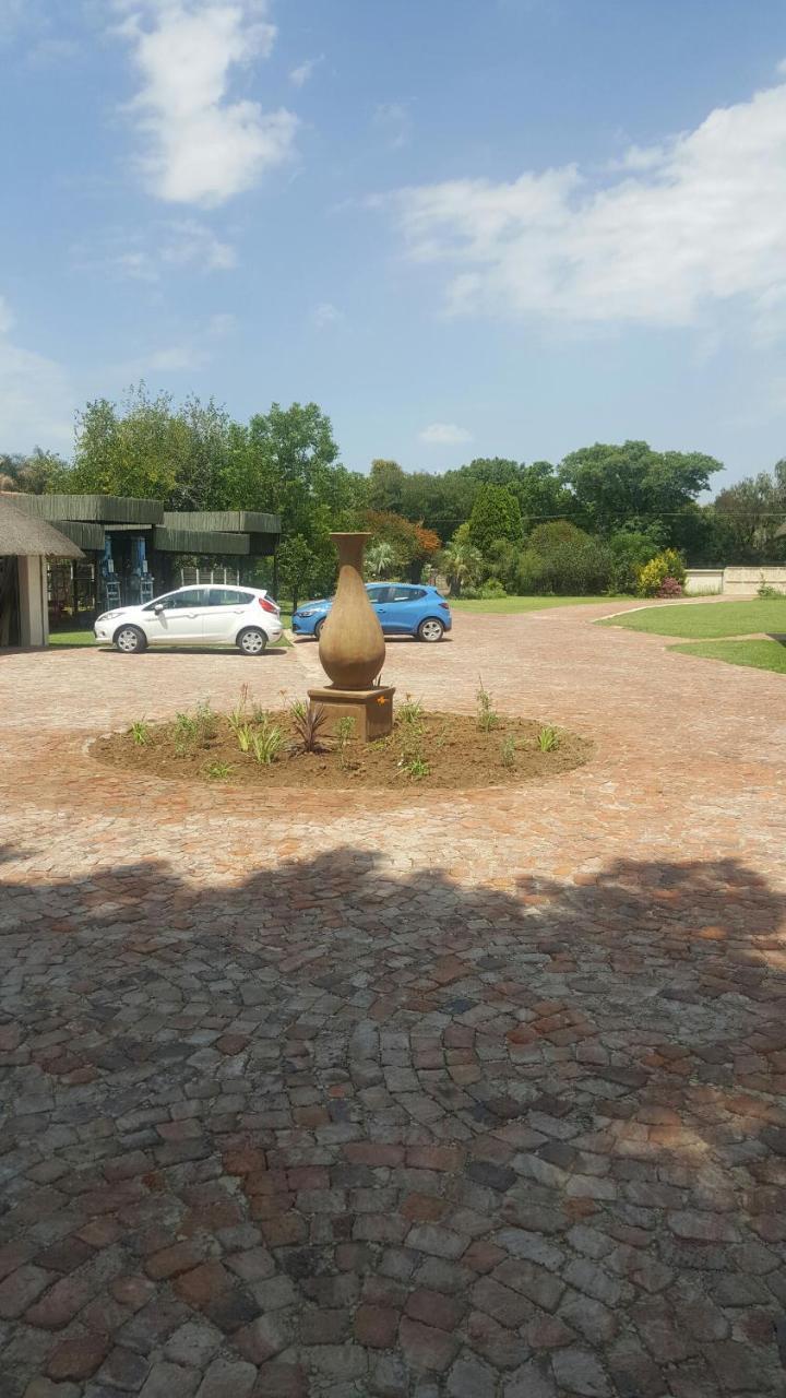 12 On Vaal Drive Guesthouse Vanderbijlpark Εξωτερικό φωτογραφία