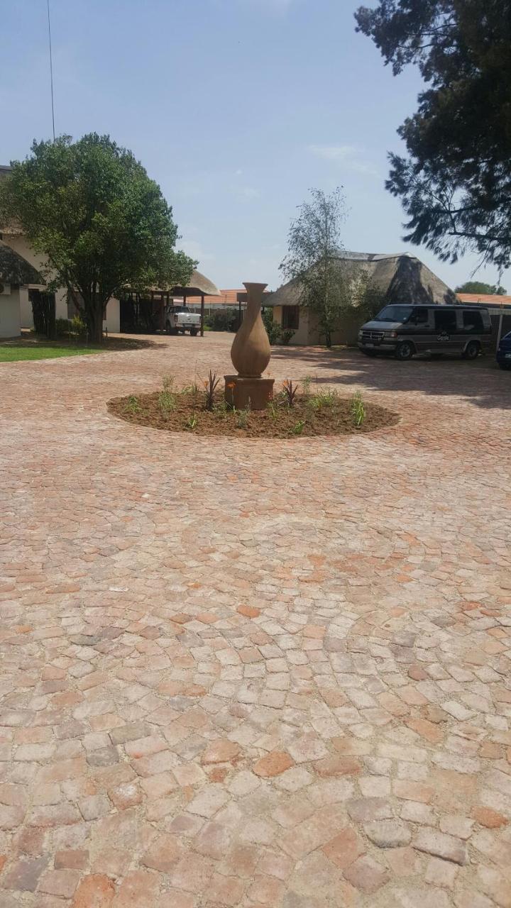 12 On Vaal Drive Guesthouse Vanderbijlpark Εξωτερικό φωτογραφία
